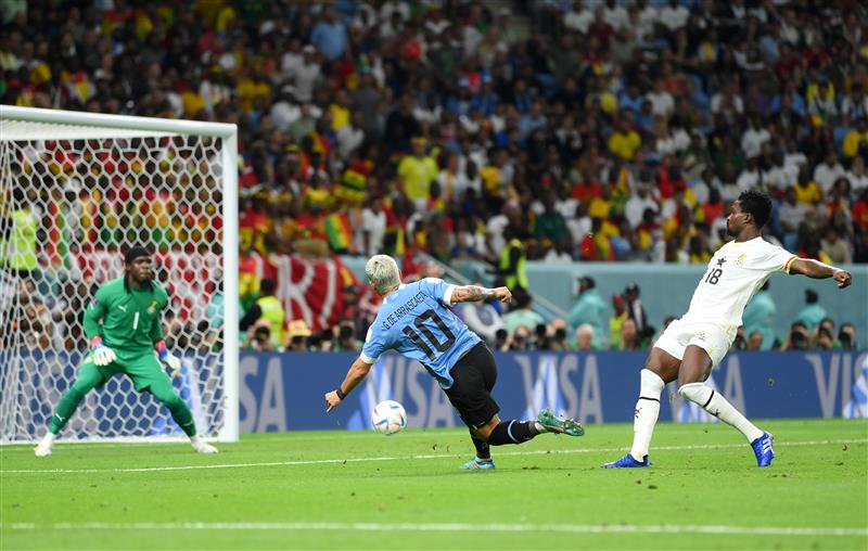 Uruguay's De Arrascaeta shooting on goal against Ghana in a FIFA World Cup group-stage match